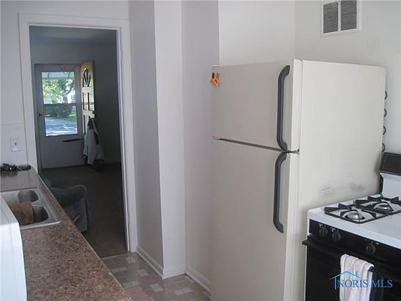 4th image of 459 W Gramercy Ave