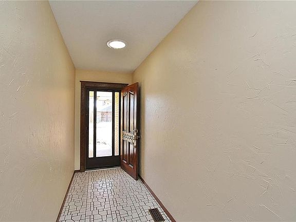 3rd image of 141 W Vail Dr