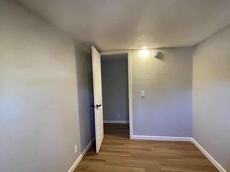 8'x11' Blue bedroom, East side
