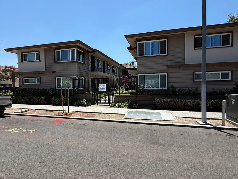 One Bedroom Close to Downtown! — Photo 2