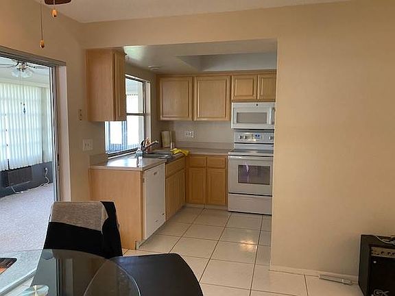 3rd image of 2858 Thistle Ct N