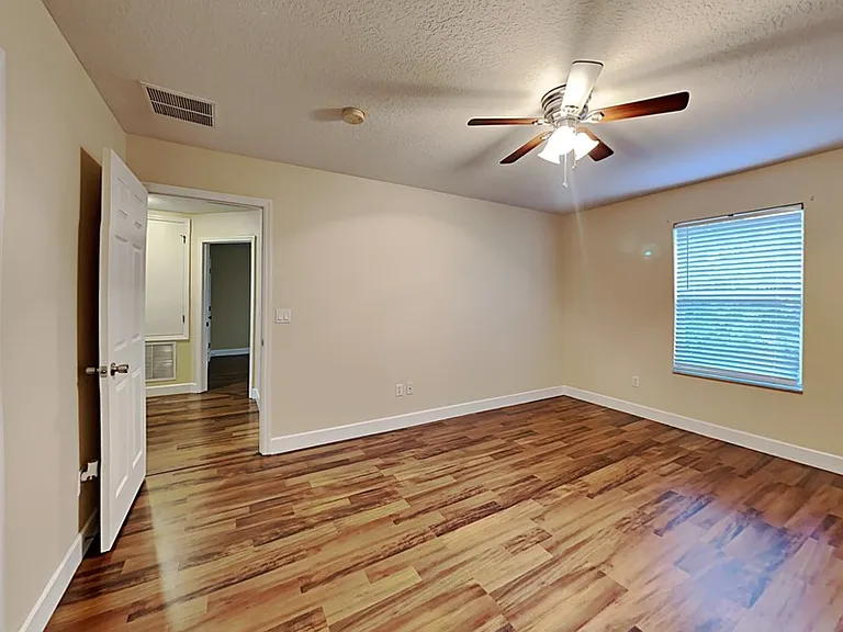589 Errol Pkwy — Photo 16