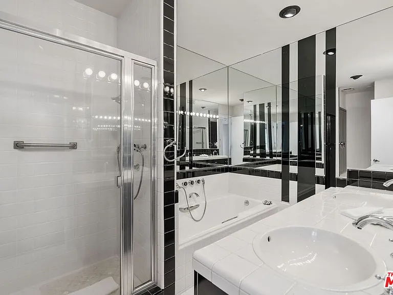 1360 S Beverly Glen Blvd #Penthouse 301 — Photo 32