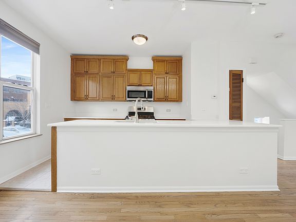 5th image of 555 N Artesian Ave APT L