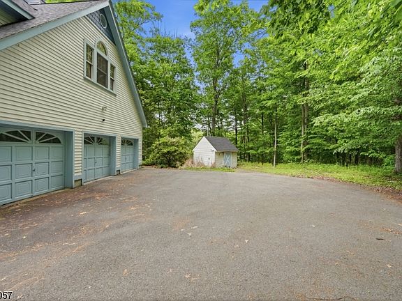 5th image of 4 Meadow Oak Dr