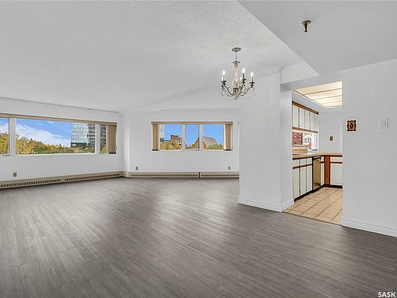 3rd image of 424 Spadina Cres E #470