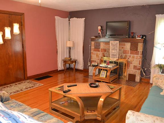 3rd image of 801 S Summit Dr