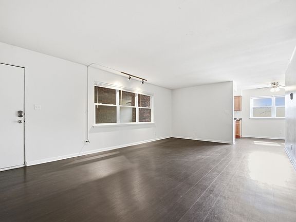 4th image of 926-936 E Walnut St #11647732