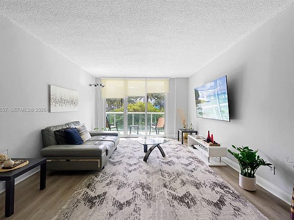 4th image of 19370 Collins Ave APT 225