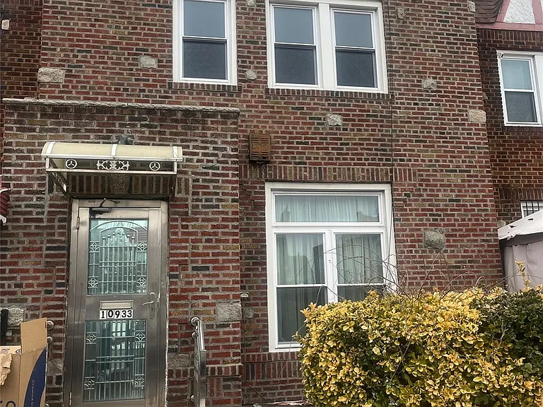 10933 Francis Lewis Blvd — Photo 1