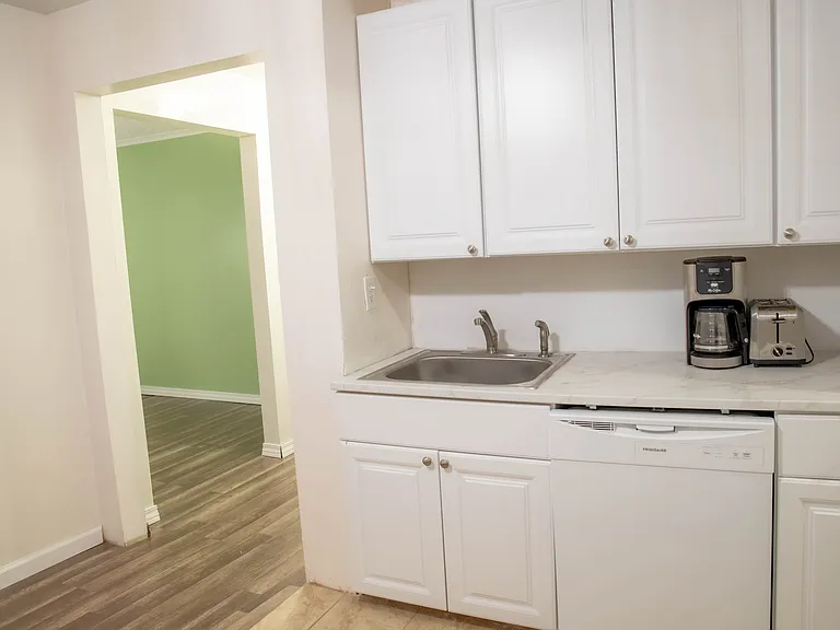 635 W Girard Ave — Photo 14