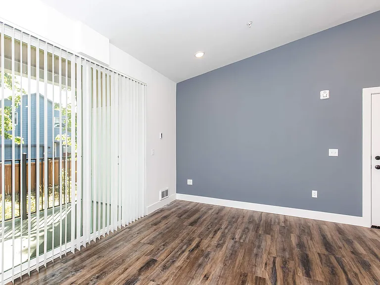 Lakeview Apartments — Photo 16