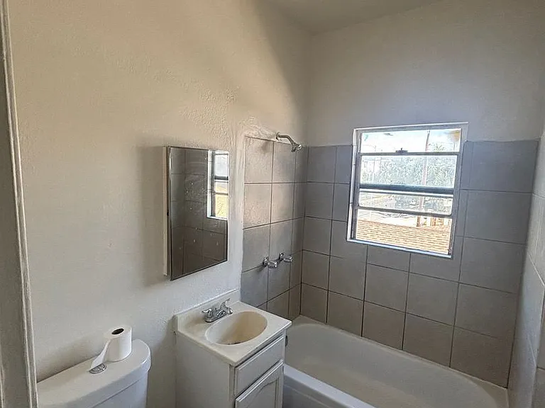 5606 S Figueroa St #9A — Photo 4