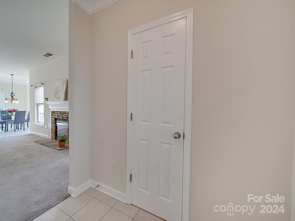 5th image of 921 Redford Ln