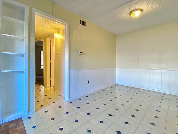 5th image of 4832 Wellesley Ave APT B