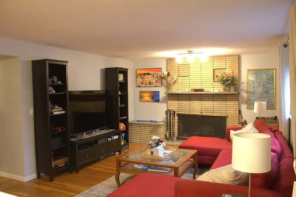 3 bed, 1.0 bath, 1200 sqft, $3,300 — Photo 3