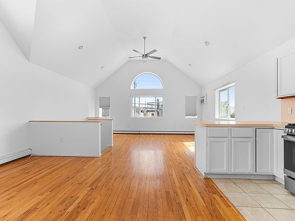 3rd image of 715 E Walnut St Floor 2