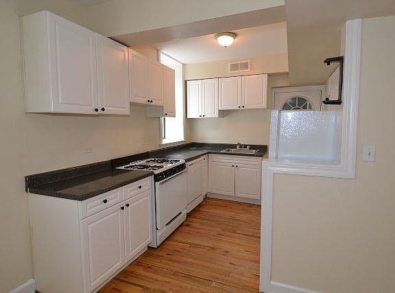 3rd image of 639 W Oakdale Ave #Gdnr