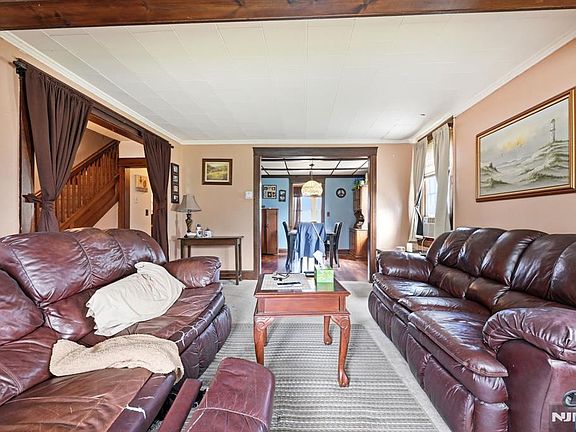 5th image of 809 Elm Avenue