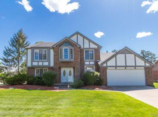 21890 Glenwild Dr, Northville, MI