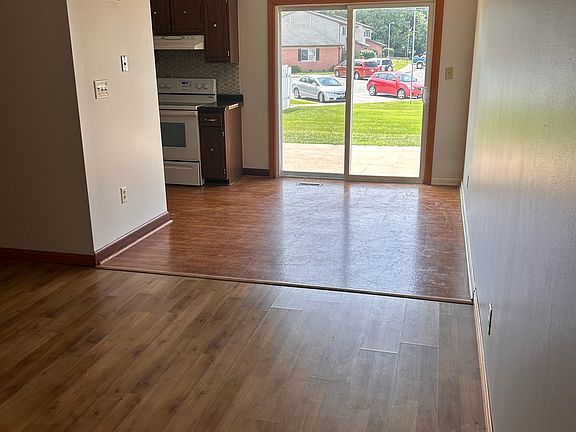2nd image of 919 Parkview Dr APT B