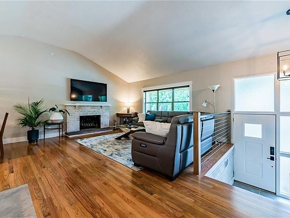 3rd image of 202 Woodbury Dr