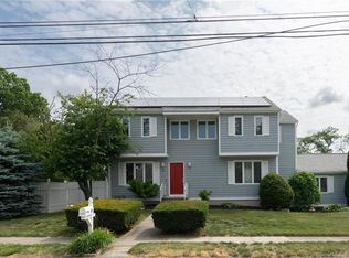 20 Audi Ln, Stratford, CT 06614