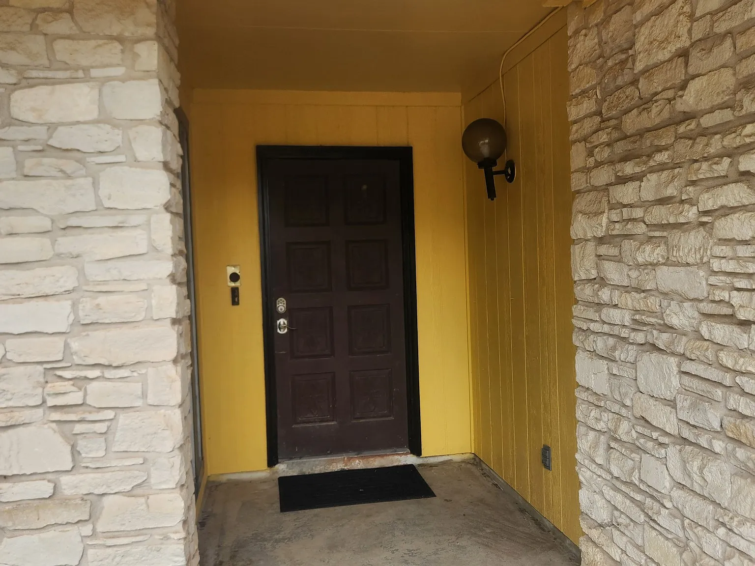 3 bed, 1213 sqft, $1,995 — Photo 1