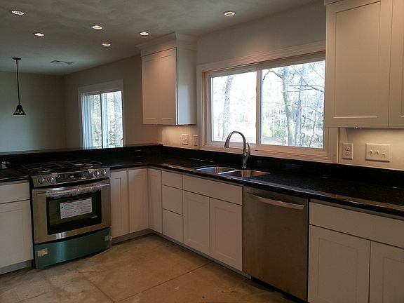 2nd image of 1300 Lakeview Dr
