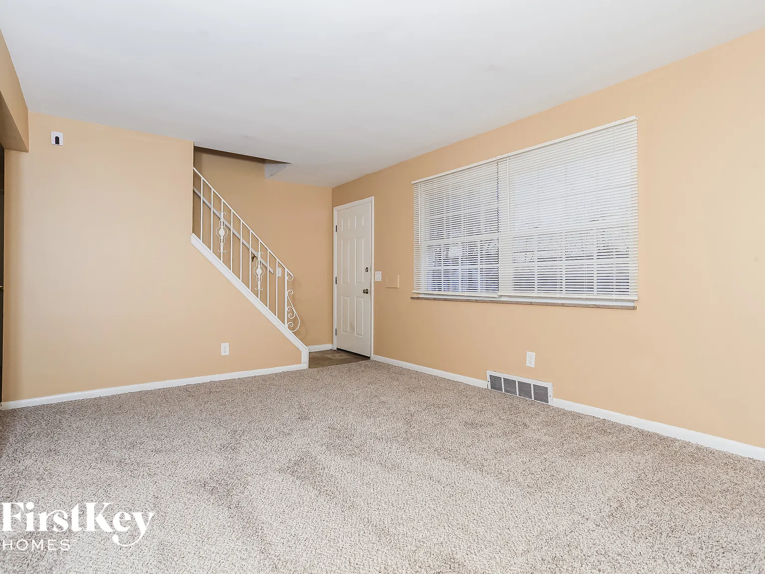 4 bed, 1.0 bath, 992 sqft, $1,731 — Photo 2