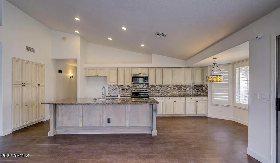 4 bed, 2.0 bath, 1962 sqft, $2,995 — Photo 4
