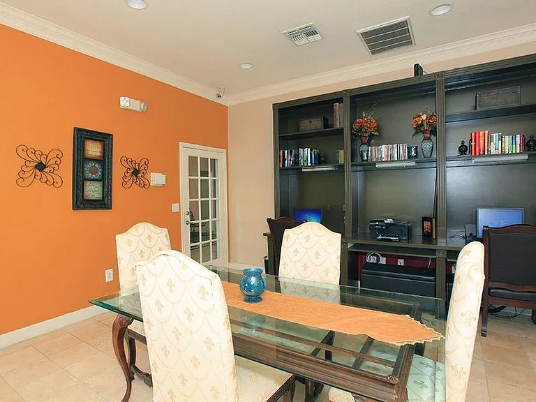 Las Palmas Apartments — Photo 6