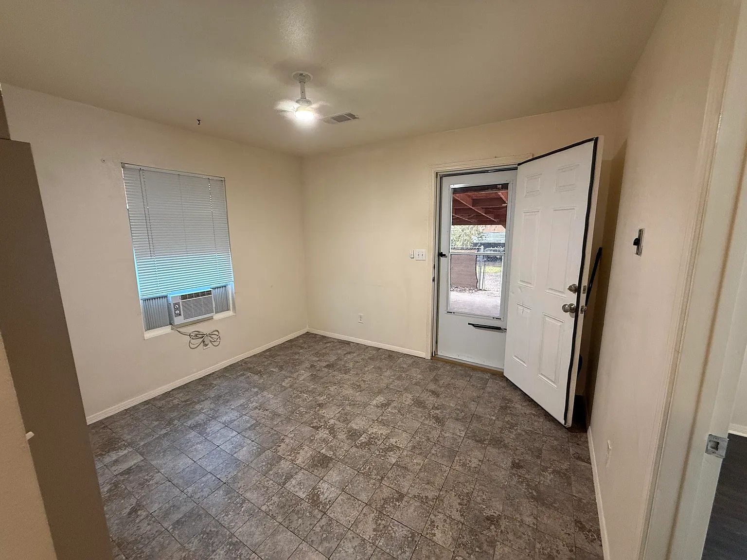 1 bed, 1.0 bath, 1410 sqft, $925 — Photo 2