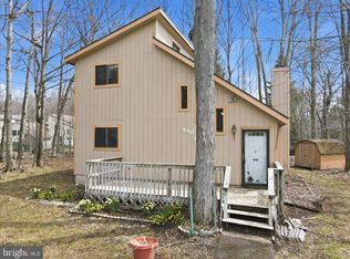 940 Country Place Dr, Tobyhanna, PA 18466