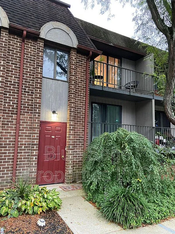 2 bed, 1.0 bath, 889 sqft, $1,750 — Photo 1