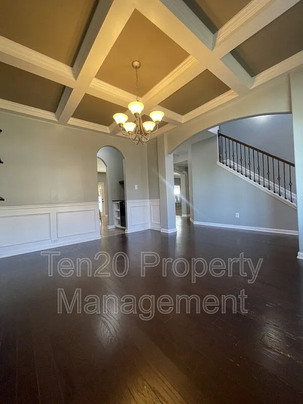 4 bed, 2.5 bath, 2700 sqft, $2,400 — Photo 4