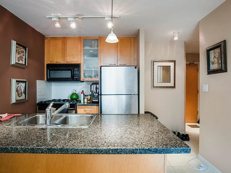 989 Richards St #708 — Photo 7