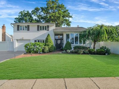 2296 Plymouth Pl, East Meadow, NY, 11554