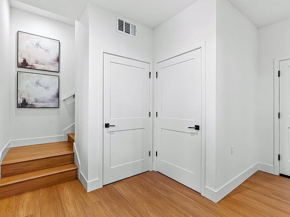 3rd image of 943 Woodside Rd