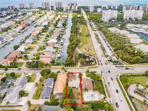 11040 Vanderbilt DR, NAPLES, FL 34108