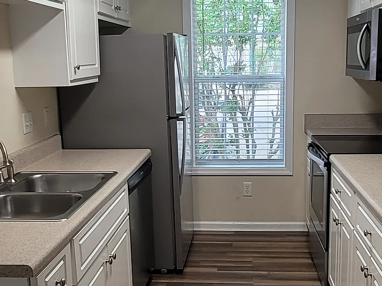 1252 Longpoint Dr — Photo 3