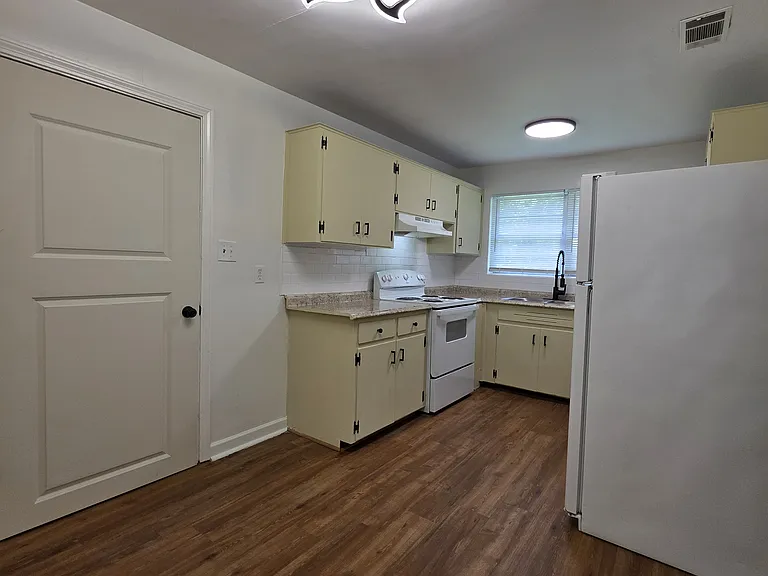 Eat-in kitchen
