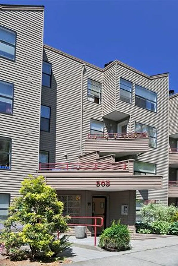 Washington Court — Photo 1