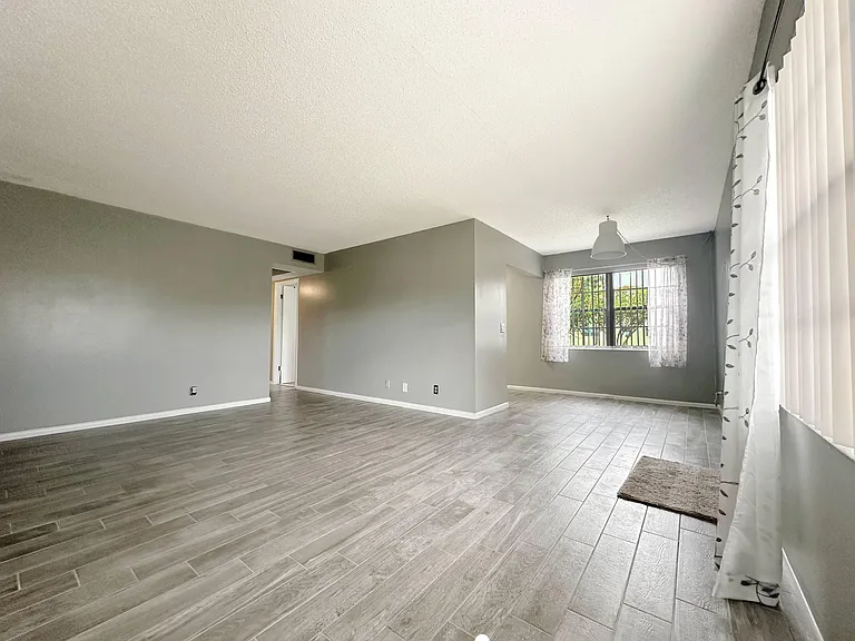 144 Mansfield Dr #D — Photo 4