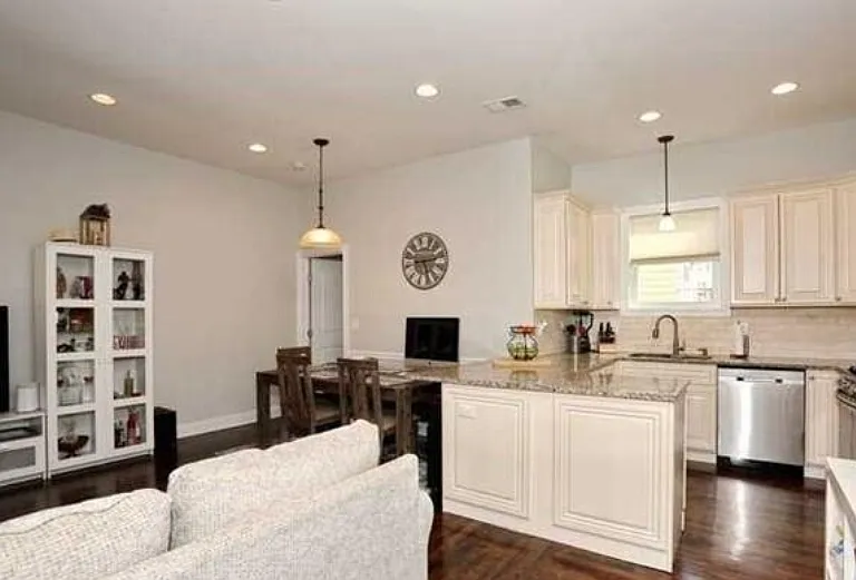 427 Monroe St — Photo 2