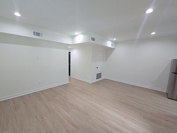 5th image of 8101 Venus St #B