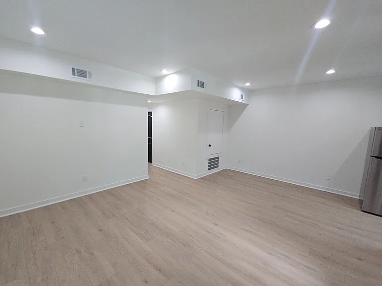 8101 Venus St — Photo 3