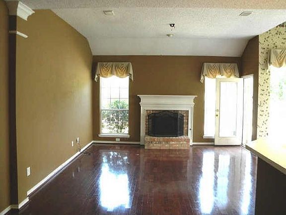 4th image of 959 Kingwood Cir