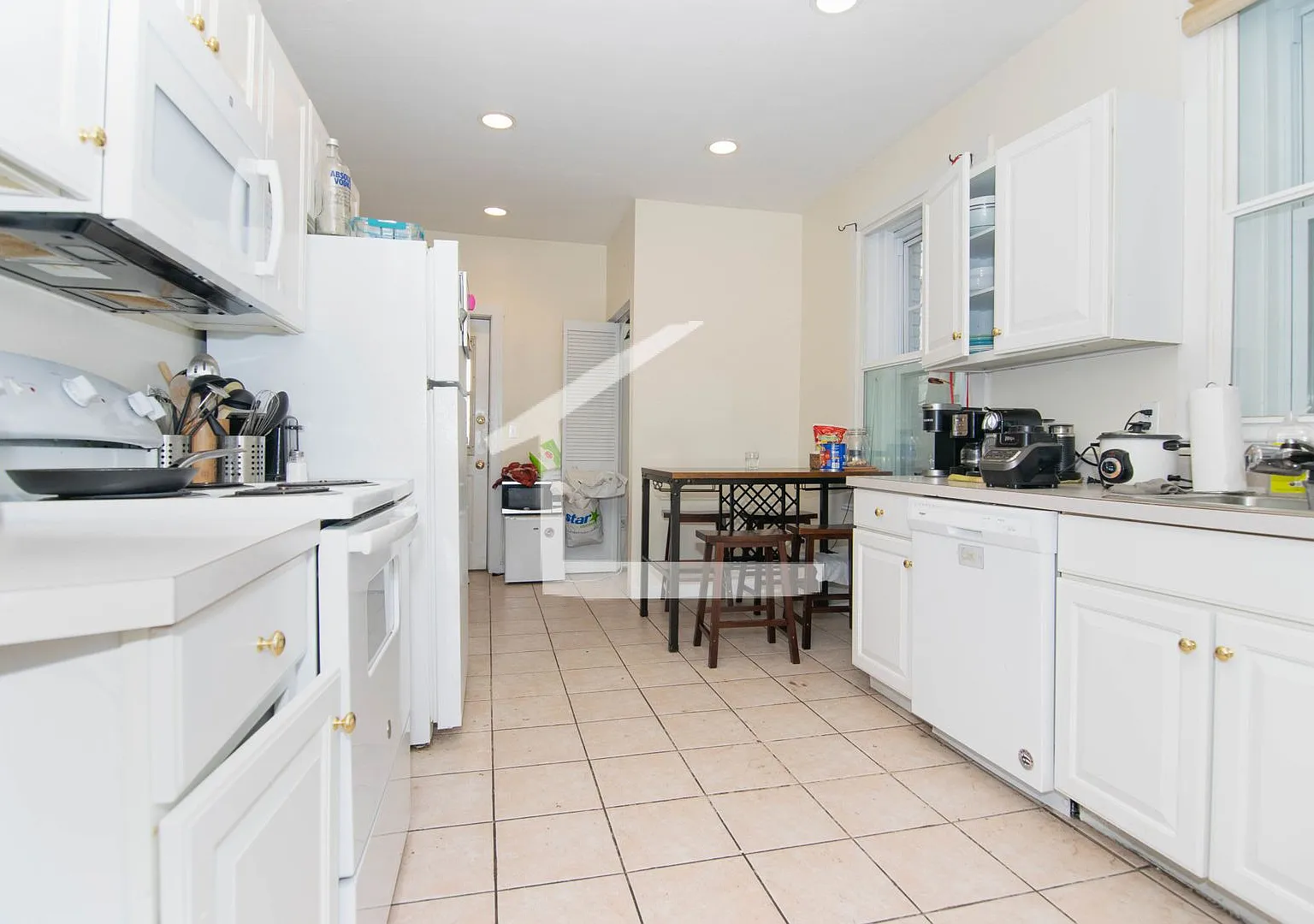 Available September 2026 - 5 Bed 2 Bath By Bu Huge Apartment — Photo 2