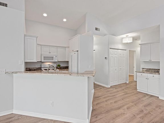 4th image of 462 Tallwood St Unit 104